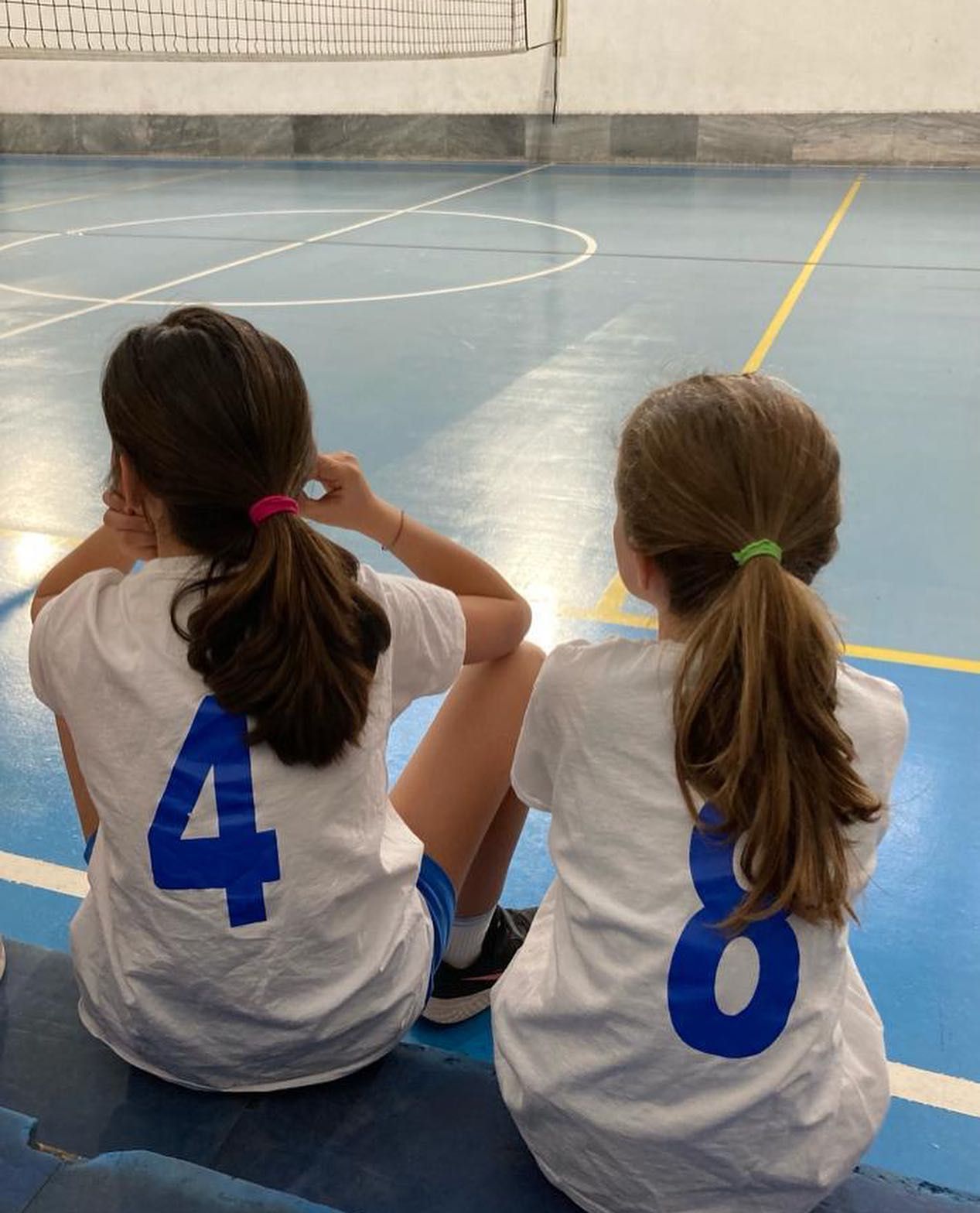 Due giovani atlete osservano il campo da pallavolo